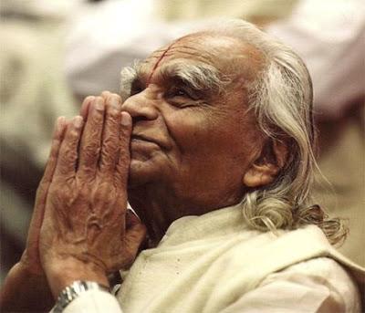 BKS Iyengar, le maître yogi, naissait il y a 97 ans
