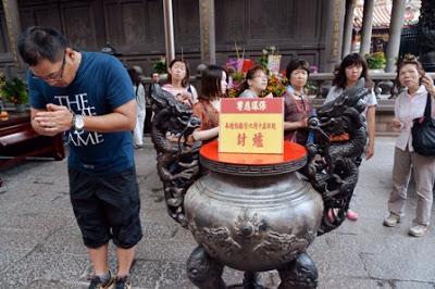 Pollution aux particules fines : le temple de Longshan limite l’usage de l’encens !!