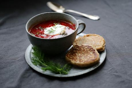 Borscht russe, betterave rouge, aneth , cuisine russe , blinis
