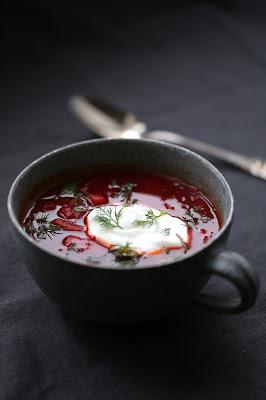 Borscht russe, betterave rouge, aneth , cuisine russe , blinis