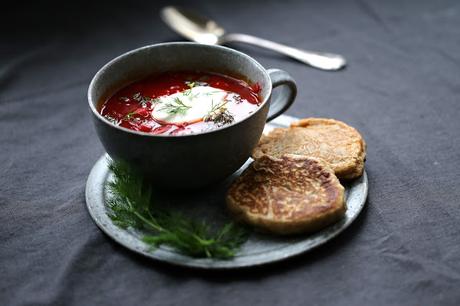 Borscht russe, betterave rouge, aneth , cuisine russe , blinis