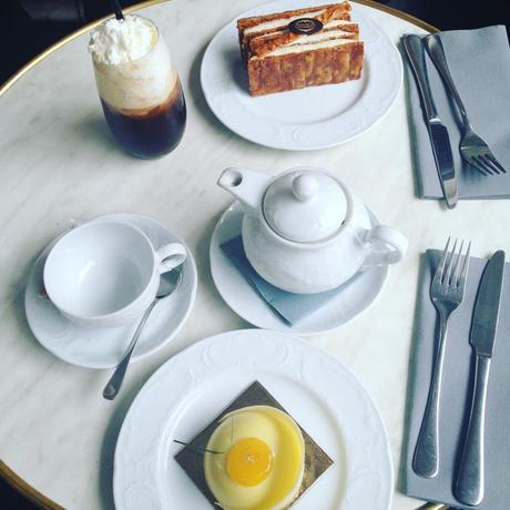 Gouter time avec ma sista @mandyblinx au café Pouchkine! #cafepouchkine #miam #yummy #gouter #tea #teatime #paris #gourmandise #pouchkine #gateau