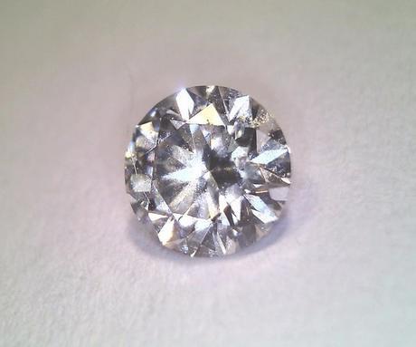 Un diamant G VS2 de 0,25 carat