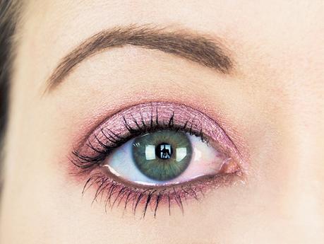 Tutoriel maquillage d'automne et hiver en rose prune et bordeaux avec la palette de fards à paupières The Blushed Nudes de Maybelline - Oeil en gros plan