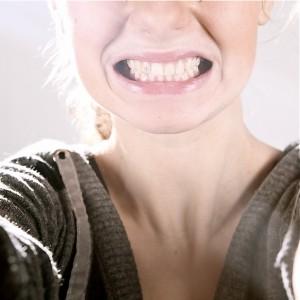 dents serrées neurologique visage