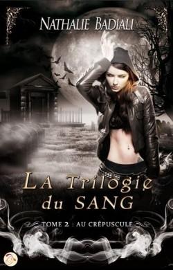 Couverture La Trilogie du Sang, tome 2 : Au crépuscule