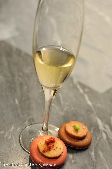 Macaron framboise et macaron caramel avec petite bouchée de foie gras