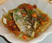 Filet de daurade grise au jus d'épices, tomates confites et girolles poêlées