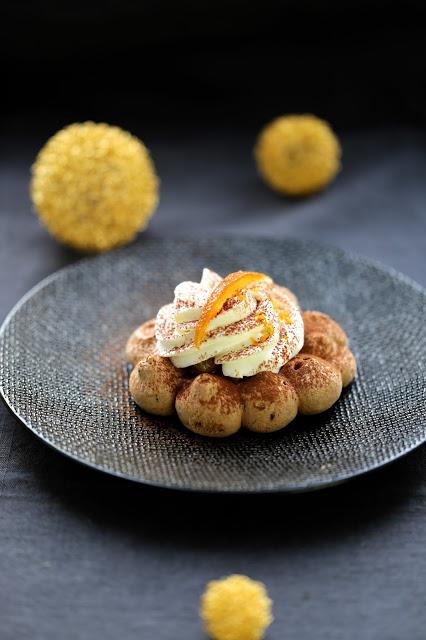 Pavlova au chocolat , ganache praliné , agrumes et chantilly pour changer de la bûche