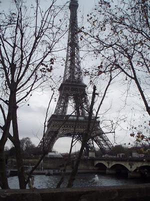 Rouge, jaune, rouge (ou rose) puis taupe... la Tour Eiffel