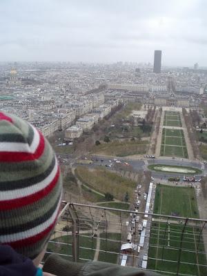 Rouge, jaune, rouge (ou rose) puis taupe... la Tour Eiffel