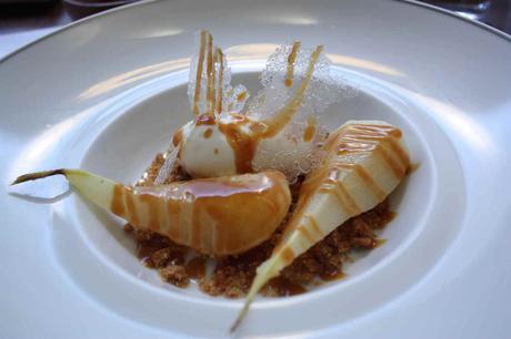 Poire caramel beurre salé, glace au lait fermenté © P.Faus