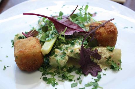 Poireaux mimosas, cromesquis de pied de veau © P.Faus