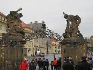Notre voyage à Prague/  Wiplash /Bonne année à vous toutes et tous/Videos à toi de Lise Bellynck et frédéric aspisiet Michel Fau !!! et le Best Off du Studio Bagel
