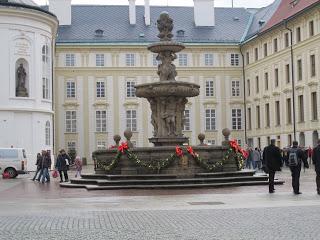 Notre voyage à Prague/  Wiplash /Bonne année à vous toutes et tous/Videos à toi de Lise Bellynck et frédéric aspisiet Michel Fau !!! et le Best Off du Studio Bagel
