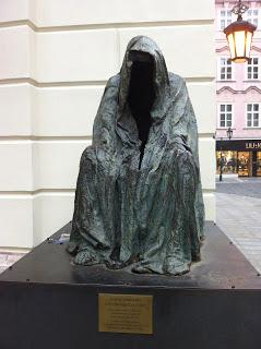 Notre voyage à Prague/  Wiplash /Bonne année à vous toutes et tous/Videos à toi de Lise Bellynck et frédéric aspisiet Michel Fau !!! et le Best Off du Studio Bagel