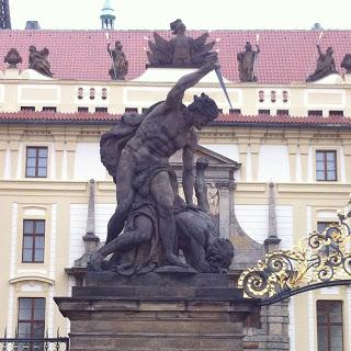 Notre voyage à Prague/  Wiplash /Bonne année à vous toutes et tous/Videos à toi de Lise Bellynck et frédéric aspisiet Michel Fau !!! et le Best Off du Studio Bagel