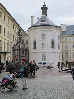 Notre voyage à Prague/  Wiplash /Bonne année à vous toutes et tous/Videos à toi de Lise Bellynck et frédéric aspisiet Michel Fau !!! et le Best Off du Studio Bagel