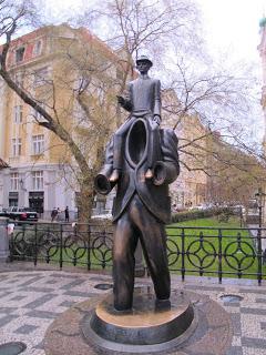 Notre voyage à Prague/  Wiplash /Bonne année à vous toutes et tous/Videos à toi de Lise Bellynck et frédéric aspisiet Michel Fau !!! et le Best Off du Studio Bagel