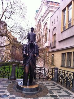 Notre voyage à Prague/  Wiplash /Bonne année à vous toutes et tous/Videos à toi de Lise Bellynck et frédéric aspisiet Michel Fau !!! et le Best Off du Studio Bagel