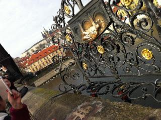 Notre voyage à Prague/  Wiplash /Bonne année à vous toutes et tous/Videos à toi de Lise Bellynck et frédéric aspisiet Michel Fau !!! et le Best Off du Studio Bagel