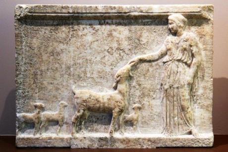 763c3-Musee-de-Vravrona--Brauron---Artemis-et-sa-biche