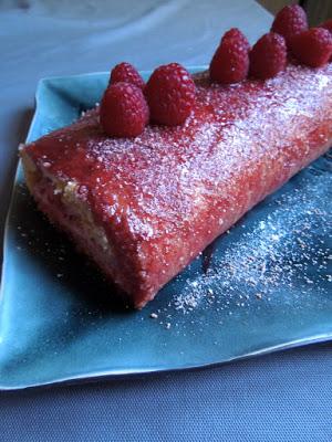Roulé à la framboise et aux biscuits rose de Reims