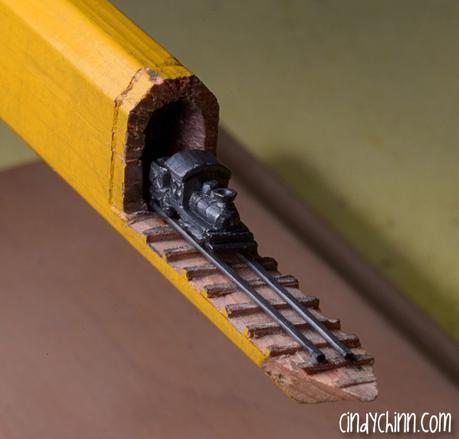 Elle sculpte un train miniature dans la mine d’un crayon