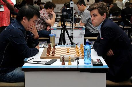 Le début de la partie entre Magnus Carlsen (à droite) et Li Chao - Photo © ChessBase