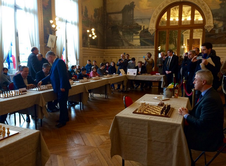 Face à Anatoli Karpov, seuls 3 adversaires ont fait 3 matchs nuls et notamment le maire d'Asnières-sur-Seine, Manuel Aeschlimann © Chess & Strategy