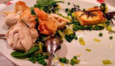 Tofu au romarin sur un lit de légumes verts
