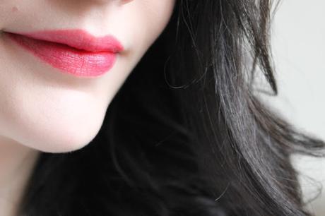 Des lèvres mates en transparence avec le Souffle de Velvet de Bourjois