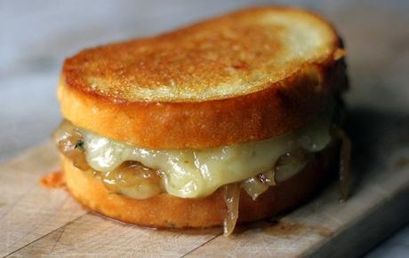 Grilled Cheese prosciutto, cheddar et confit d’oignons