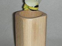 Boite Porte-crayon avec p'tite abeille en porcelaine froide