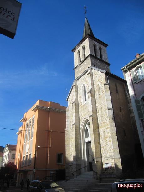 La France - Un jour de balade . La Mairie et L'Eglise