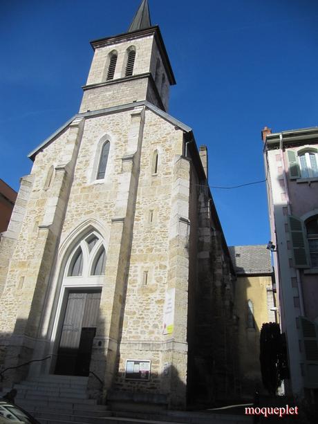 La France - Un jour de balade . La Mairie et L'Eglise