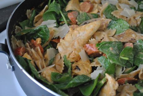 Farfalles au poulet, chorizo et épinards