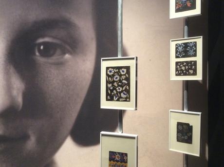 Histoire de femmes, musée de l'impression sur étoffes: le contraste Chanel et Émilie Ebstein, Lily