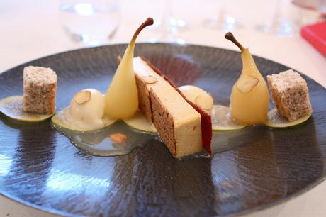 Poires pochées Conférence, jus de poire au miel, sorbet à la poire, cheese cake © P.Faus