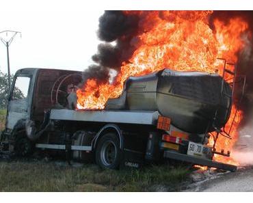 FRAPPES RUSSO-SYRIENNES. Syrie: plus de 3000 camions-citernes de Daesh déjà détruits