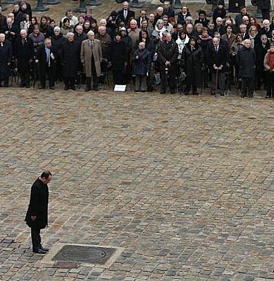 hollande se recueille devant une bouche d'égouts