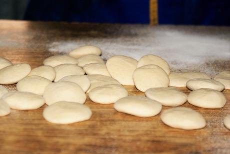 petits morceaux de pâtes pour réaliser les momos tibétains - cuisine du Tibet © Recettes d'ici et d'ailleurs
