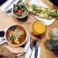 Pot-au-feu de légumes bio et Tartine Toastée Poulet Grillé & Comté au menu du restaurant Le Pain Quotidien