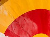 snowboarders dans parc aquatique enneigé