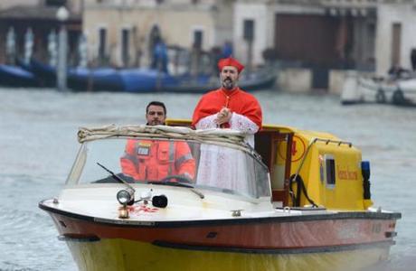Set del film di Sorrentino in Canal Grande, il cardinale in ambulanza.