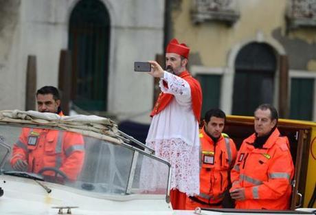 Set del film di Sorrentino in Canal Grande, il cardinale in ambulanza.
