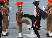 Frontière Inde-Pakistan courtois combat coqs militaires (vidéo)