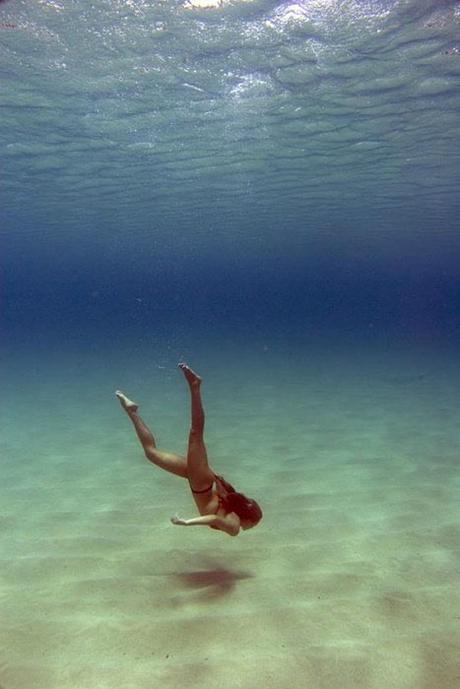 beautiful-hot-girl-ocean-dive