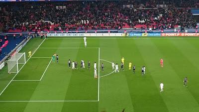 PSG-Lyon : les Parisiens se qualifient en demi sous les yeux de... Messi