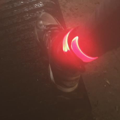 J’ai couru avec ce brassard LED pour être visible la nuit. Il est signé wantalis.fr !